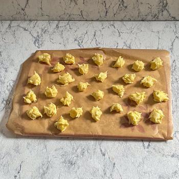 Zubereitung Zitronen Pralinen. Kugeln formen.